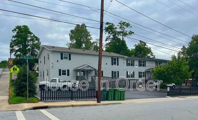 305 8th Ave E in Hendersonville, NC - Building Photo