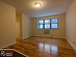 563 W Arlington Pl, Unit #555-203 in Chicago, IL - Foto de edificio - Building Photo
