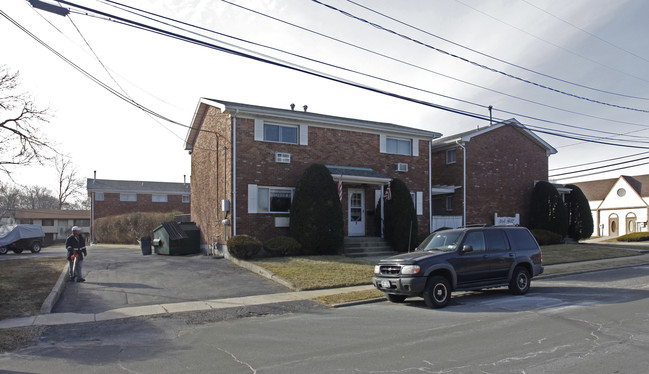 Nob Hill Apartments in North Babylon, NY - Building Photo - Building Photo