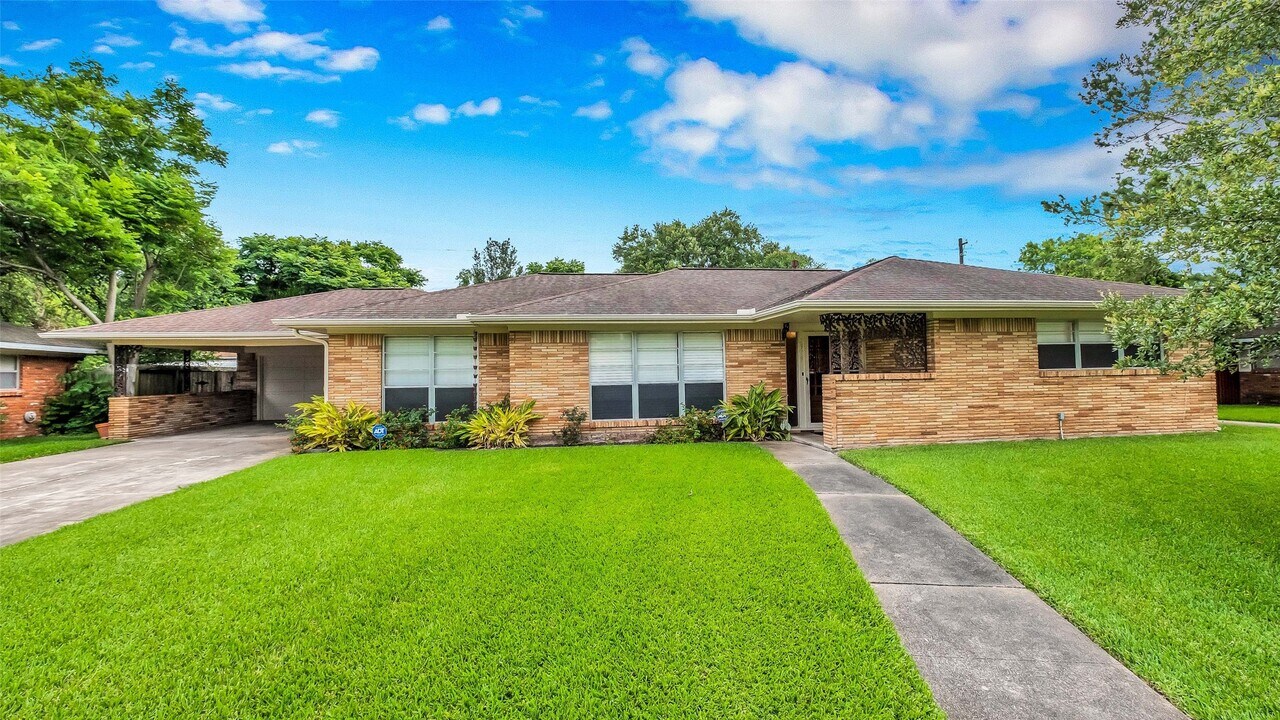 7919 Montglen Dr in Houston, TX - Foto de edificio