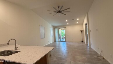5352 W Desert Hollow Dr in Phoenix, AZ - Building Photo - Building Photo