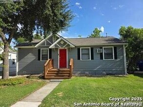 1614 W Hollywood Ave in San Antonio, TX - Building Photo - Building Photo