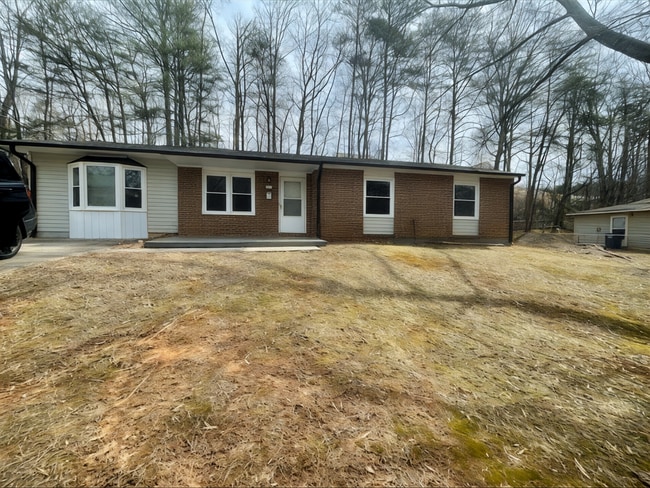 5133 Butterfield Dr in Winston-Salem, NC - Foto de edificio - Building Photo