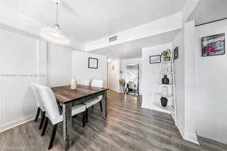 2600 Collins Ave, Unit 307 in Miami Beach, FL - Building Photo - Building Photo