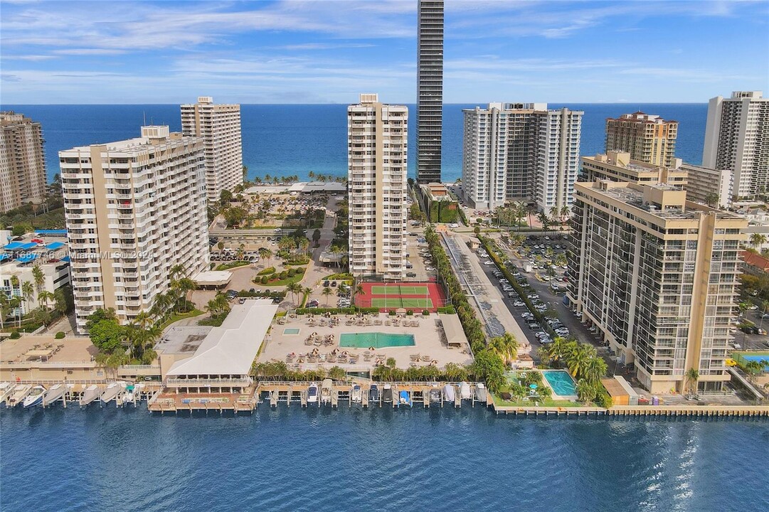 1985 S Ocean Dr in Hallandale Beach, FL - Building Photo