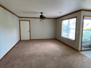 2127 Highridge Dr, Unit A in Pleasant Hill, MO - Foto de edificio - Building Photo