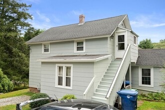 274 Bloomingdale Rd in Waterford, CT - Foto de edificio - Building Photo