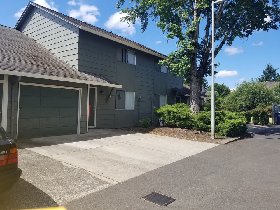 Royal Crest Townhomes in Vancouver, WA - Building Photo