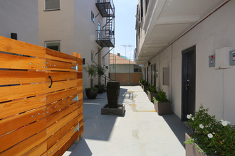 Alexandria Court Apartments in Los Angeles, CA - Building Photo - Building Photo