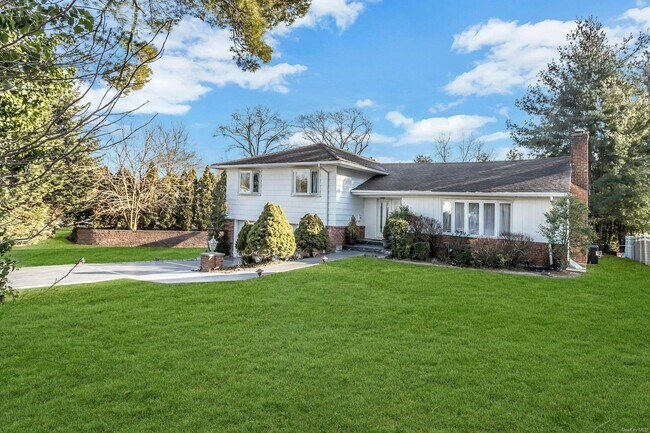88 Knollwood Rd in Roslyn, NY - Foto de edificio - Building Photo