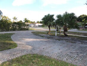 551 E 39th St in Hialeah, FL - Building Photo - Building Photo