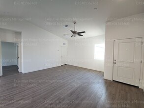 9716 Krista Vineyard Way-Unit -B in Bakersfield, CA - Building Photo - Building Photo