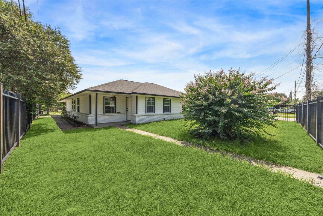 6338 Gay St in Houston, TX - Building Photo