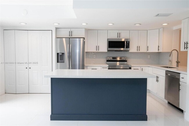 2714 NE 8th St in Hallandale Beach, FL - Building Photo - Building Photo