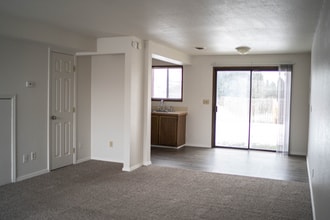 627 N Tweedt St in Kennewick, WA - Foto de edificio - Building Photo