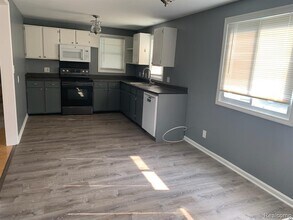 1410 Airway Dr in Waterford Township, MI - Building Photo - Building Photo