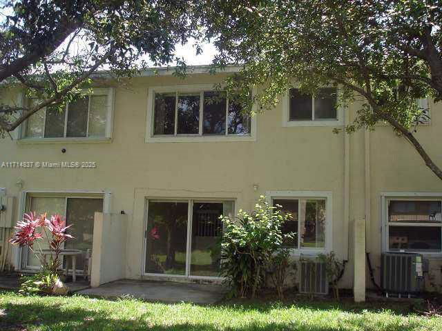 5827 NW 57th Ave in Tamarac, FL - Foto de edificio - Building Photo