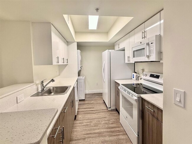 18335 NW 68th Ave, Unit 255-201 in Hialeah, FL - Building Photo - Building Photo