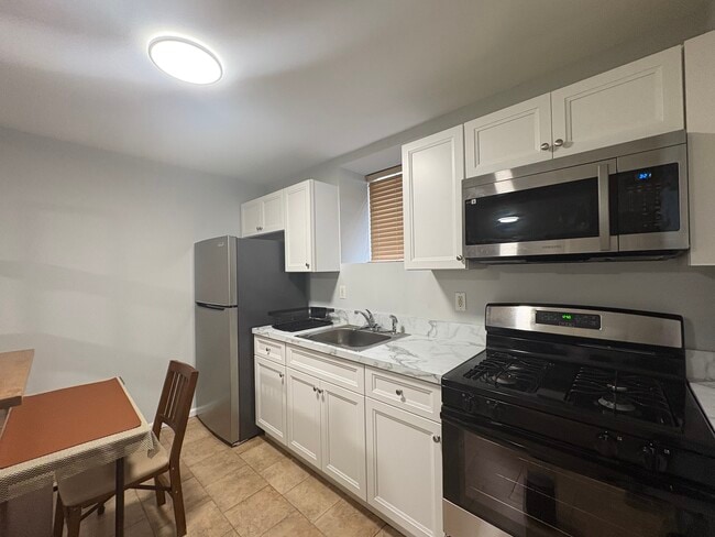 273 Eltingville Blvd, Unit side apartment in Staten Island, NY - Foto de edificio - Building Photo