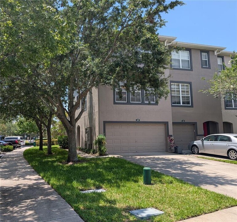 2502 Lexington Oak Dr in Brandon, FL - Building Photo