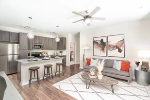 Vintage Hunters Crossing Apartments in Alcoa, TN - Building Photo