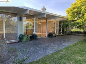 5559 Greenridge Rd in Castro Valley, CA - Building Photo