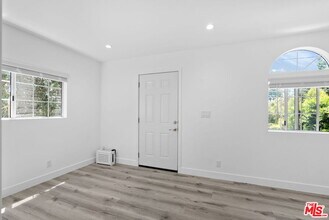 5543 Fallbrook Ave in Los Angeles, CA - Building Photo - Building Photo