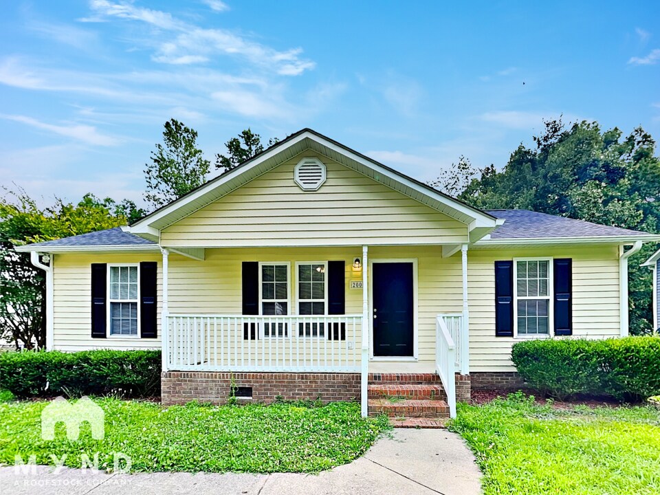 200 Dulcimer Ln in Zebulon, NC - Building Photo