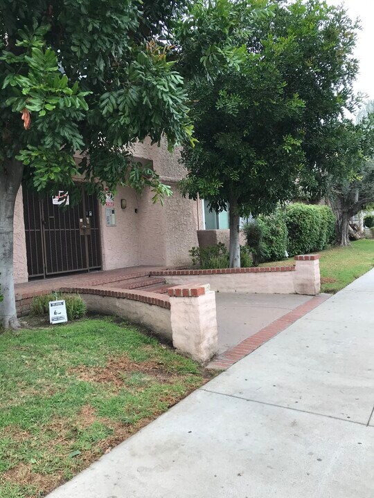 5461 Kester Ave in Los Angeles, CA - Building Photo