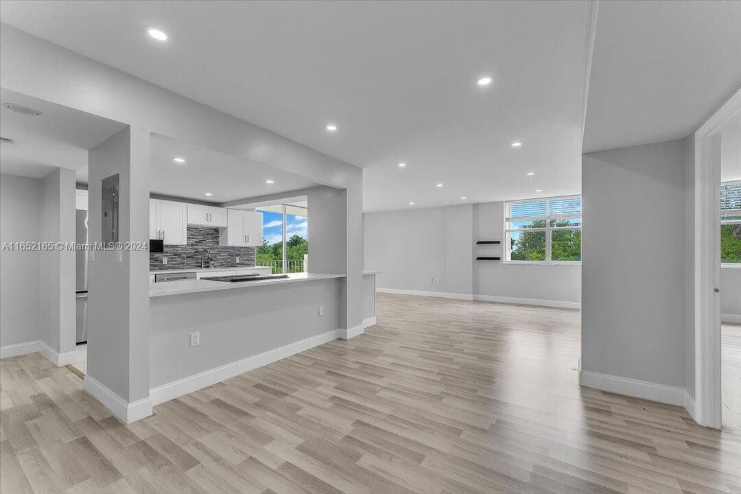 11111 Biscayne Blvd in North Miami Beach, FL - Building Photo