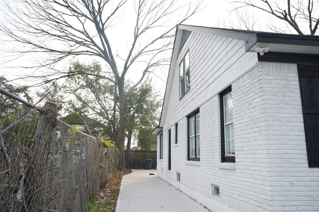 property at 2516 Isabella St