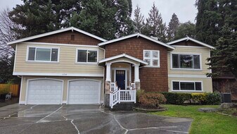 11734 82nd Ave NE in Kirkland, WA - Building Photo