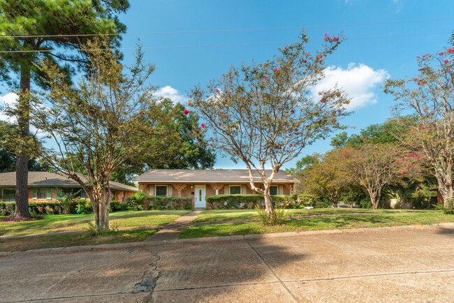 3902 Oakcrest St in Shreveport, LA - Building Photo - Building Photo