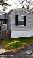 4 Zephyr Ln in Saratoga Springs, NY - Building Photo