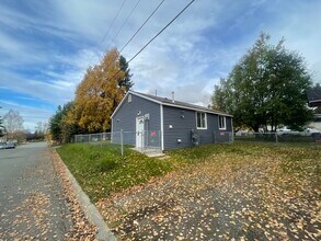 4502 Klondike Court in Anchorage, AK - Foto de edificio - Building Photo