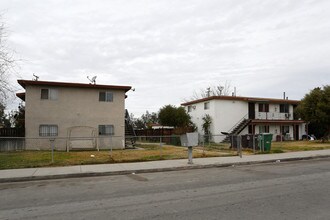 15136-15128 Clover Ave in Moreno Valley, CA - Foto de edificio - Building Photo