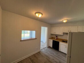 90 Olesen Dr-Unit -101 in Naperville, IL - Building Photo - Building Photo