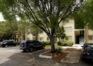 Garden Walk Apartments in Miami, FL - Building Photo - Building Photo