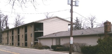 Lakeside Apartments in Lake Orion, MI - Building Photo - Building Photo