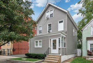 204 Forest St in Montclair, NJ - Building Photo