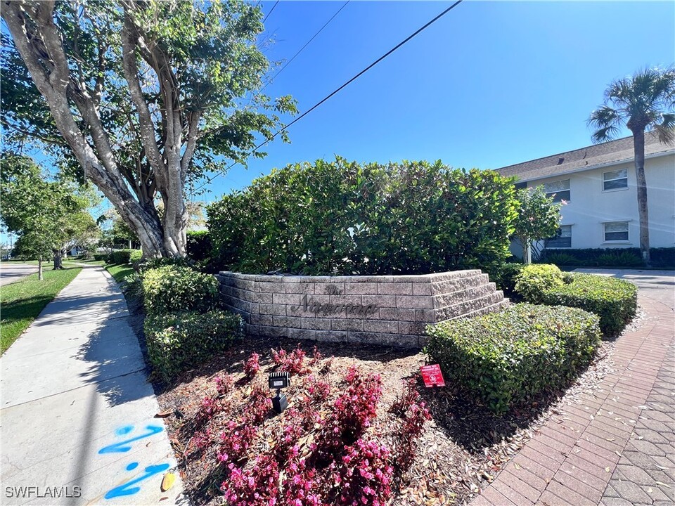 3200 Binnacle Dr in Naples, FL - Building Photo
