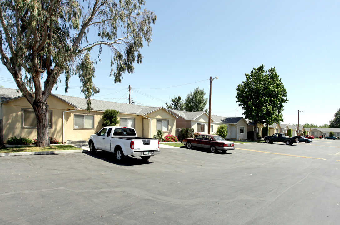 130 S Abbie St in Modesto, CA - Foto de edificio