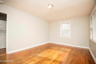 1039 Oglewood Ave in Knoxville, TN - Foto de edificio - Building Photo