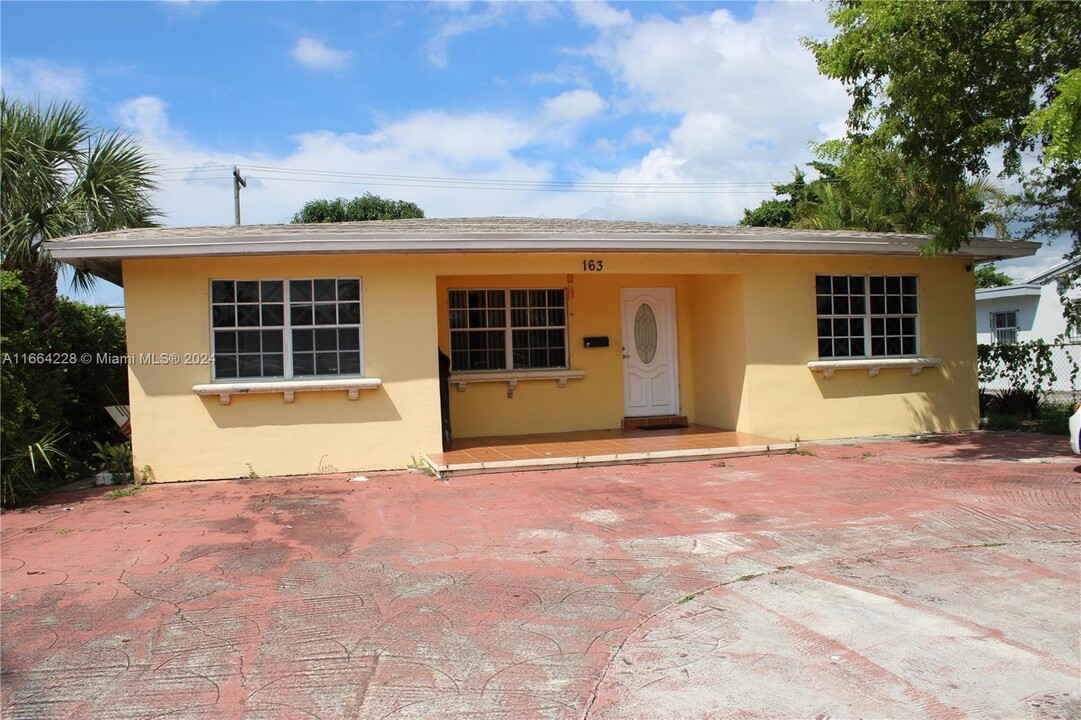 163 W 49th St in Hialeah, FL - Foto de edificio