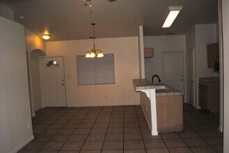 328 Sherman Peak Dr in Bakersfield, CA - Building Photo - Building Photo