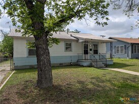 1185 W Mill St in New Braunfels, TX - Building Photo