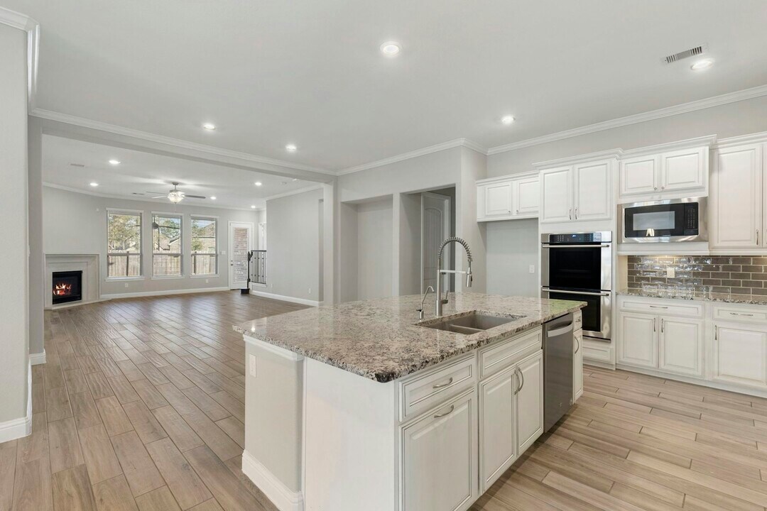 18855 Collins View Dr in New Caney, TX - Building Photo
