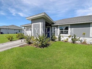 1306 W 12th St in Lehigh Acres, FL - Foto de edificio - Building Photo
