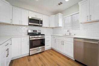 10306 S Main St, Unit Front in Los Angeles, CA - Foto de edificio - Building Photo