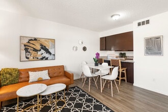 Casa Serena Apartments in Indio, CA - Foto de edificio - Interior Photo